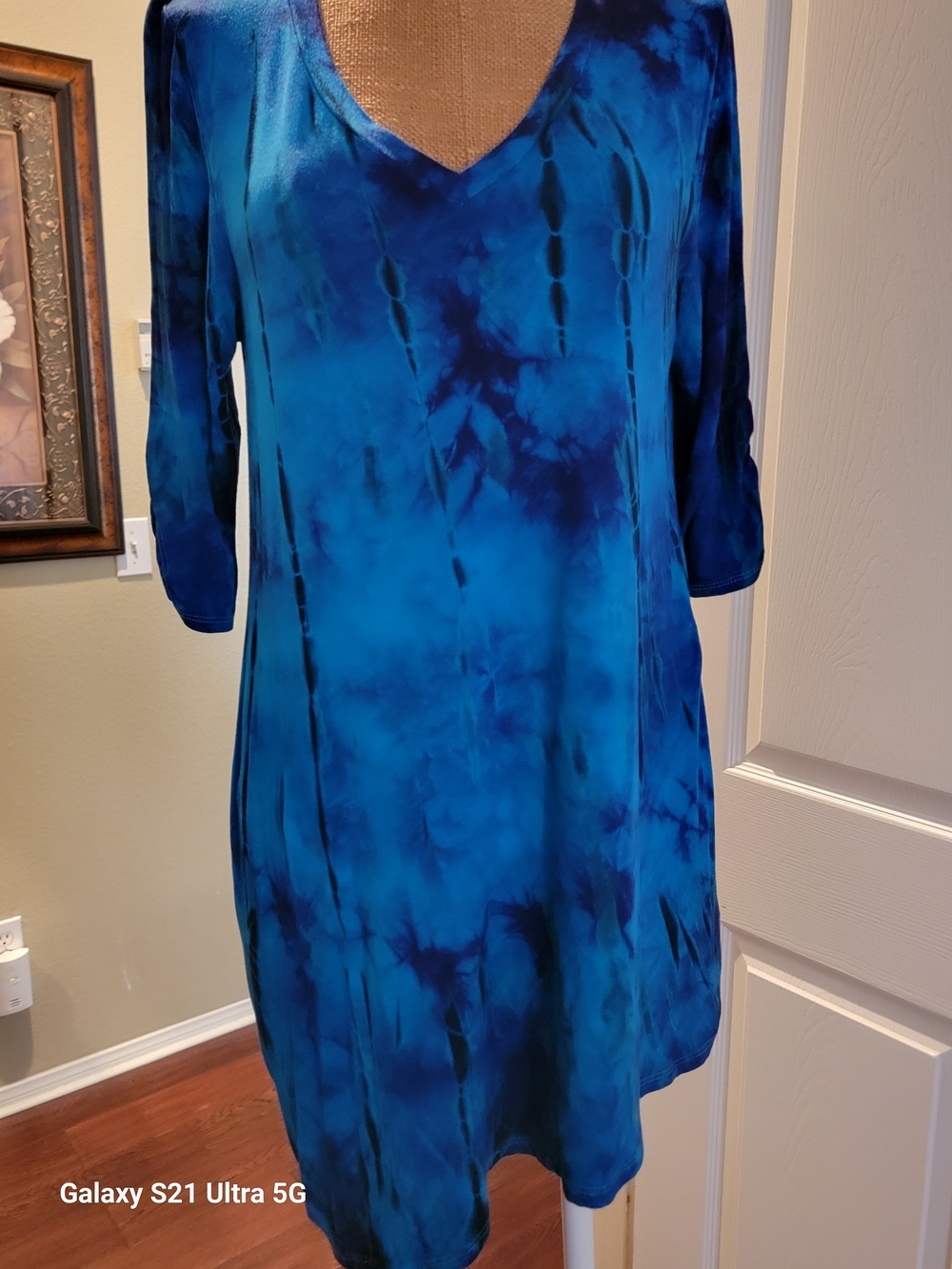 Women's Blue Hand Tie-Dye V-Neck Tunic Top - Picture 2 of 4